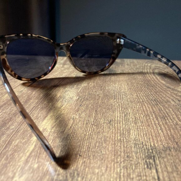 NWOT Unbranded Women's Tortoise Shell Cat Eye Sunglasses with Dark Lenses - Picture 3 of 7